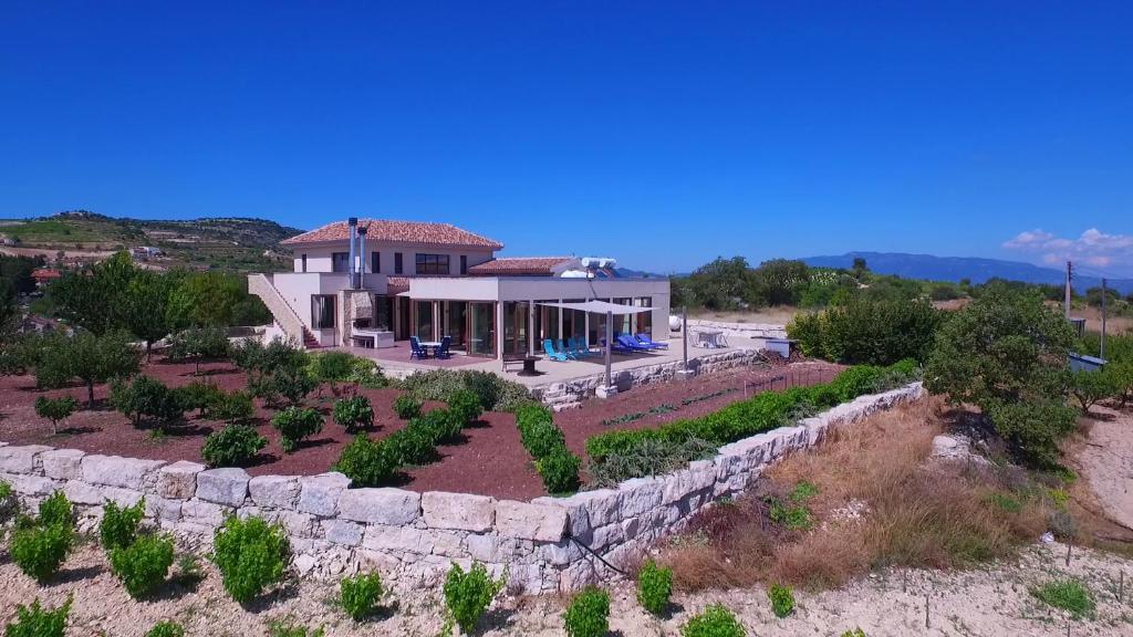 una vista aérea de una casa con una pared de piedra en Ampelitis Villa, en Pafos