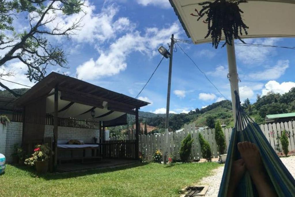 Nespecifikovaný výhled na hory nebo výhled na hory při pohledu z prázdninového domu