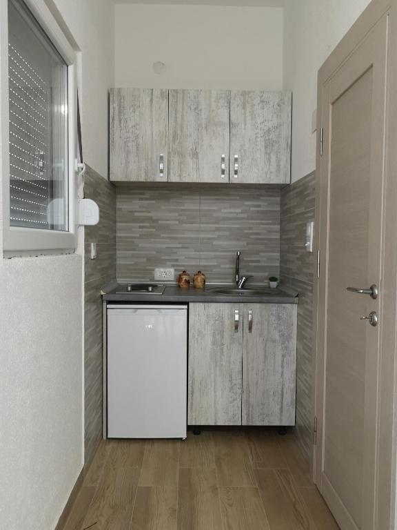 Kuchyň nebo kuchyňský kout v ubytování Spasic Apartments Sutomore