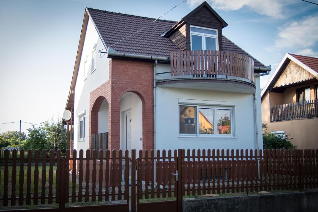 Szegfű Vendégház - Housity