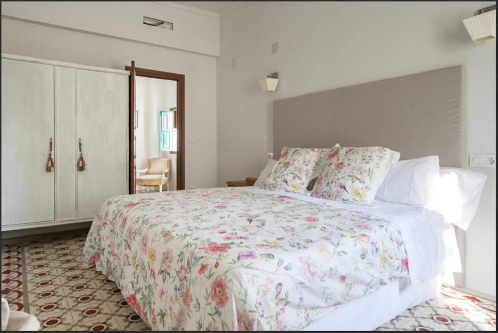 オンダラにあるCasona Villa Paquita - Lujosa Villa de 1913のベッドルーム1室(大型ベッド1台、白いキャビネット付)