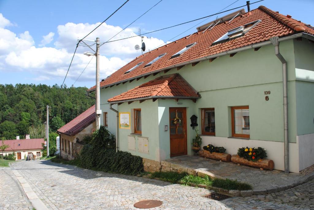 ein kleines weißes Haus mit rotem Dach in der Unterkunft Apartmán Štěpánka in Jihlava
