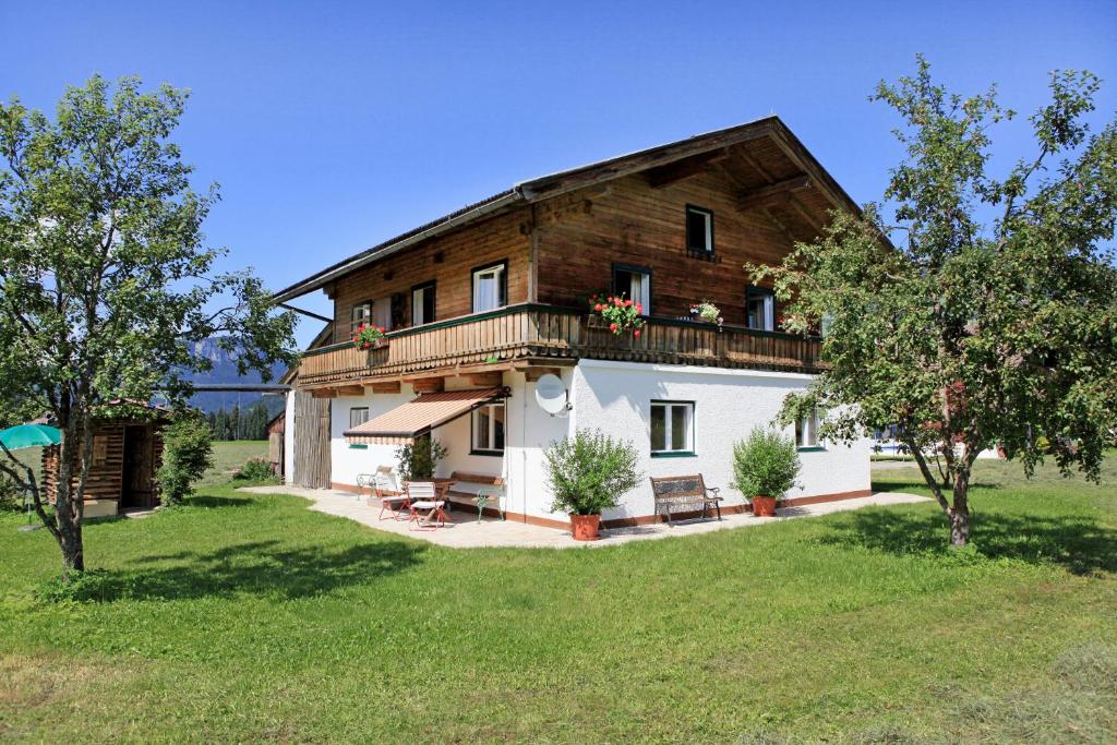 einem externen Blick auf ein Haus mit einem Balkon in der Unterkunft Landhaus Hinterebenhub in Hopfgarten im Brixental