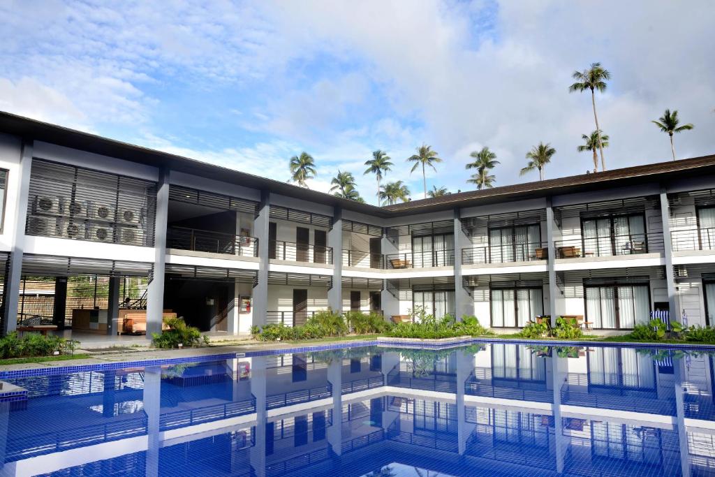 einen Blick nach außen auf ein Gebäude mit einem Pool in der Unterkunft Huni Lio in El Nido