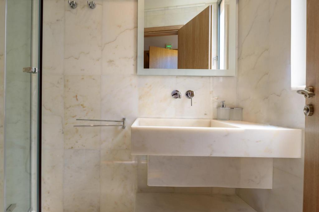Koupelna v ubytování Fos DownTown Suites