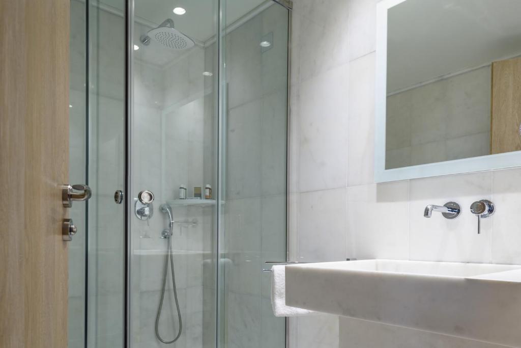 Koupelna v ubytování Fos DownTown Suites