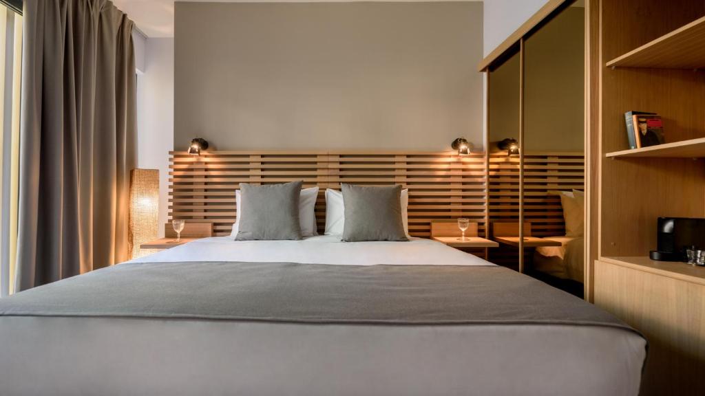 Postel nebo postele na pokoji v ubytování Fos DownTown Suites