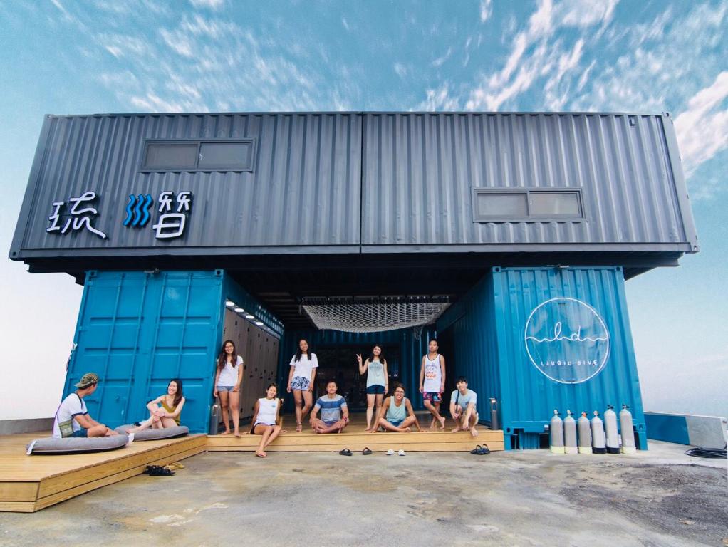 a group of people standing outside of a building at Liuqiu Dive Hostel in Xiaoliuqiu