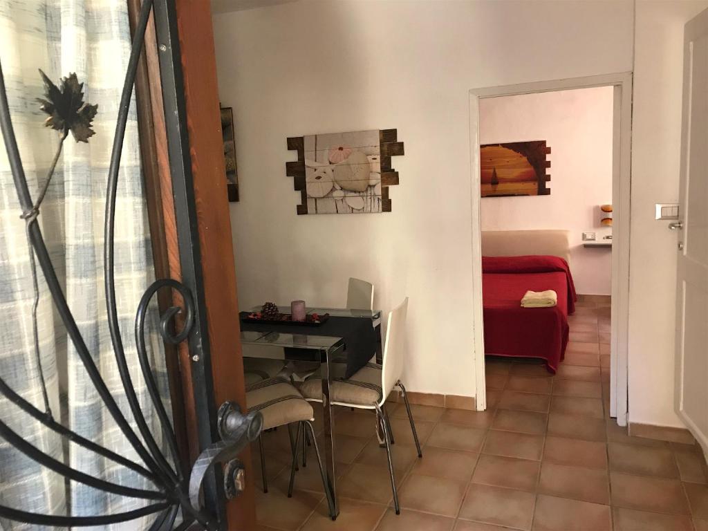 uma sala de estar com uma mesa e um sofá vermelho em Casa al Castello em Giglio Castello