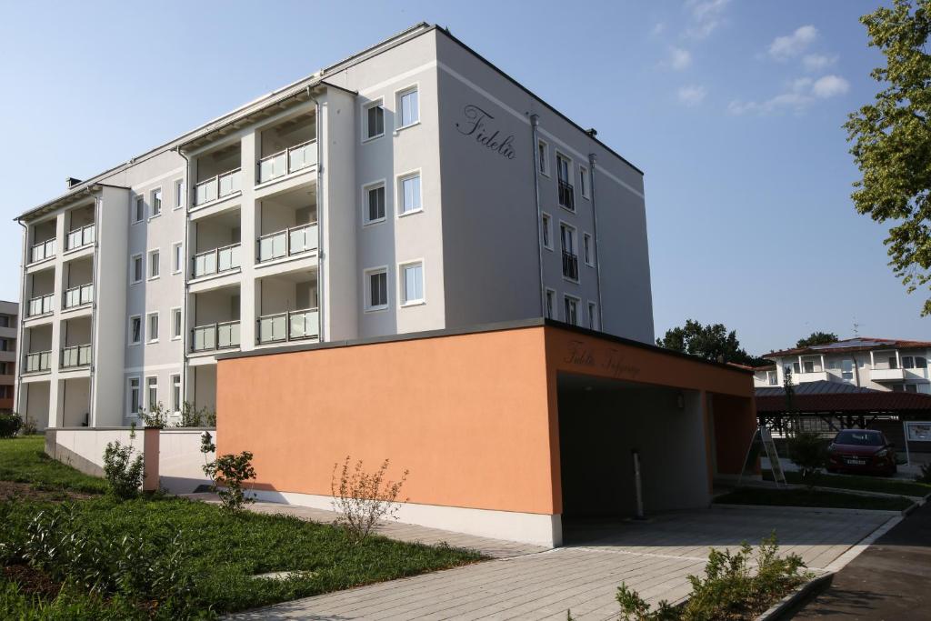 un immeuble d'appartements portant le nom scania. dans l'établissement Appartementhotel Fidelio, à Bad Füssing
