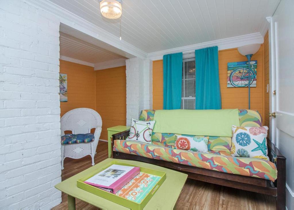 uma sala de estar com um sofá e uma mesa em 19th St. Beachside Hideaway em Tybee Island