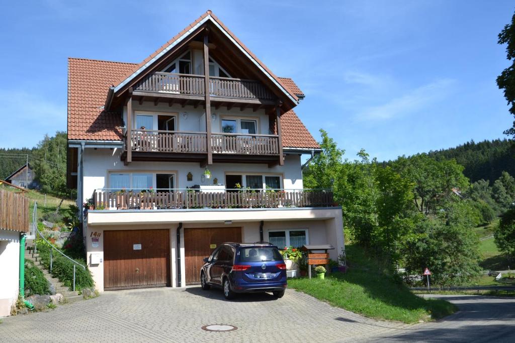 un coche aparcado frente a una casa en Ferienwohnung beim Pauli, en Titisee-Neustadt