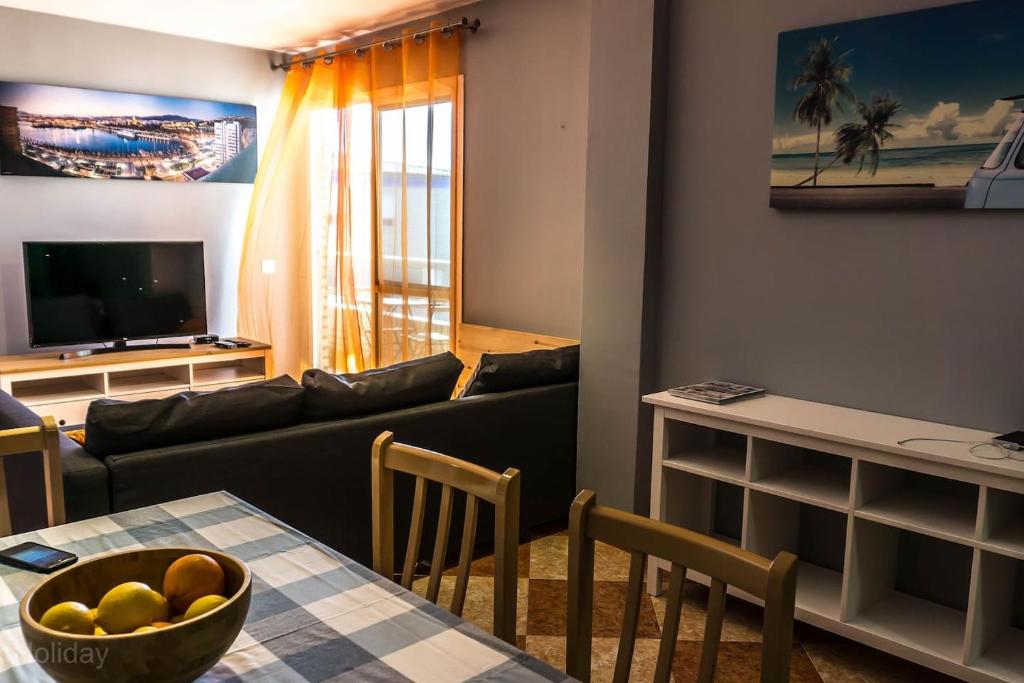 salon ze stołem i kanapą w obiekcie Timax Home Costa del Sol w mieście Caleta De Velez
