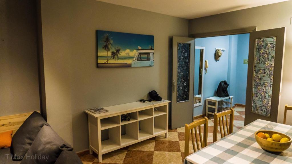 kuchnia i jadalnia ze stołem i krzesłami w obiekcie Timax Home Costa del Sol w mieście Caleta De Velez