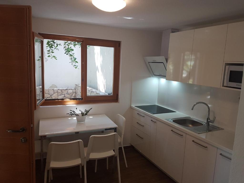 Kuchyňa alebo kuchynka v ubytovaní Apartments Jungic, Rab