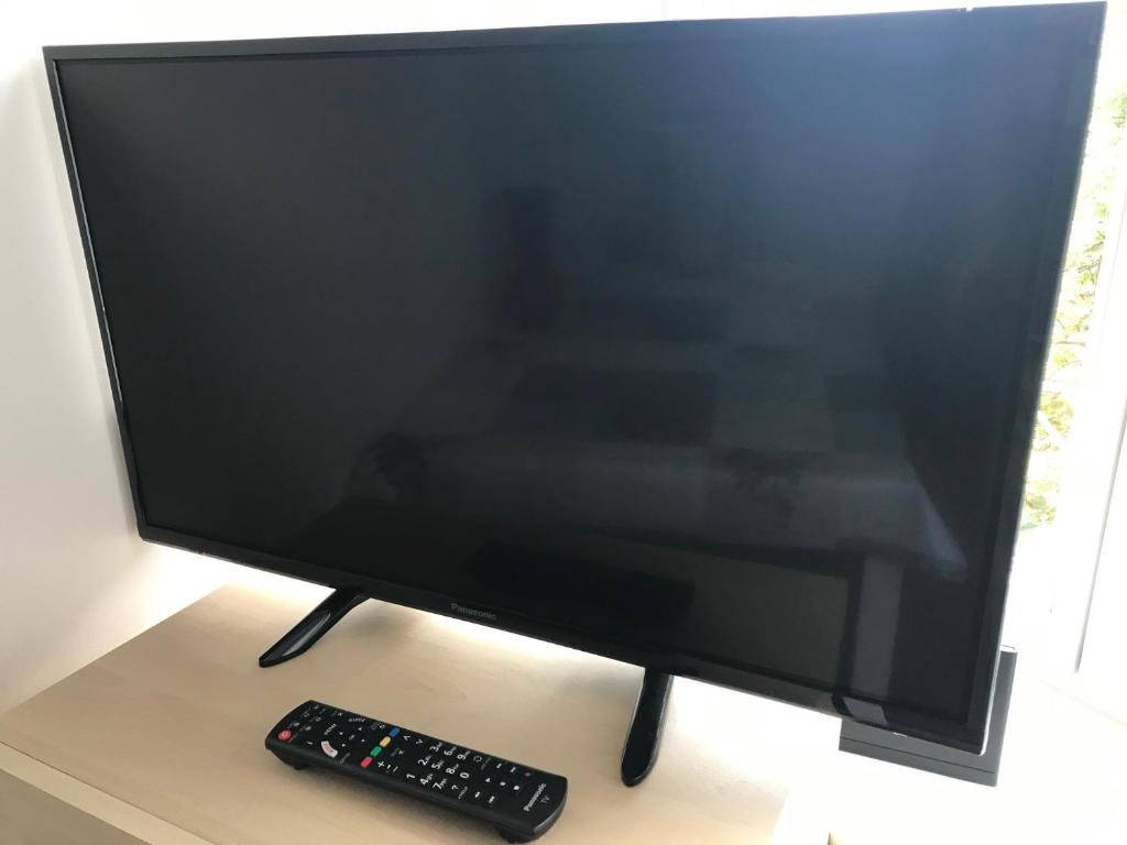 Televízia a/alebo spoločenská miestnosť v ubytovaní Apartament Grochowy - Poznań Stare Miasto