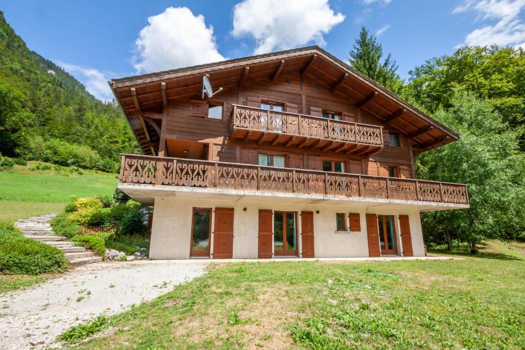 een groot houten huis met een balkon bij Chalet Clairvaux in Montriond