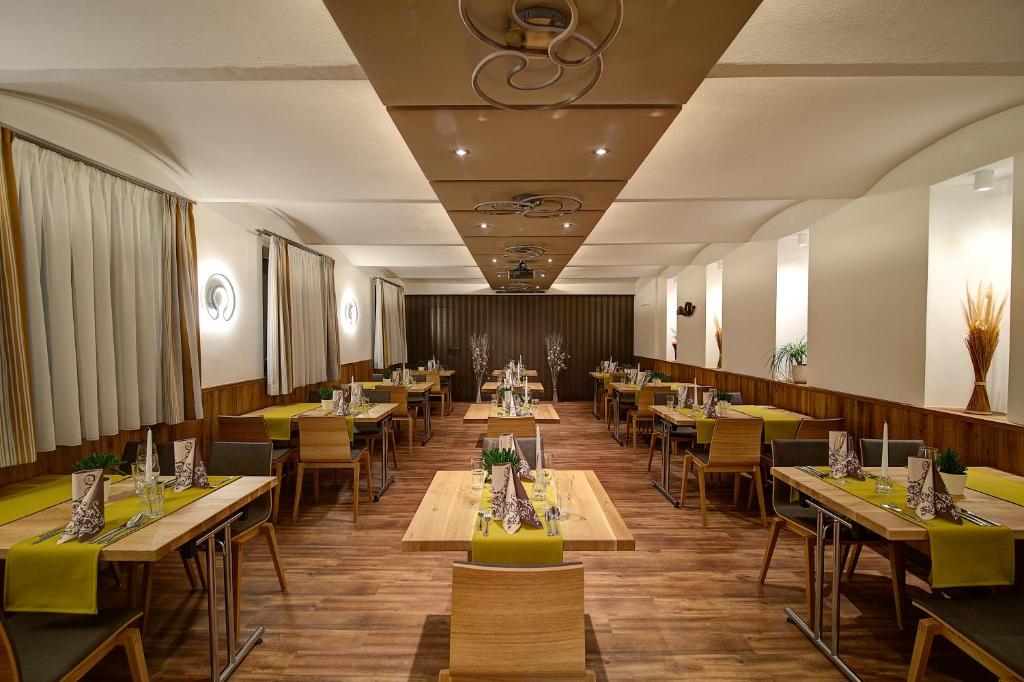 Reštaurácia alebo iné gastronomické zariadenie v ubytovaní Hotel zur Post
