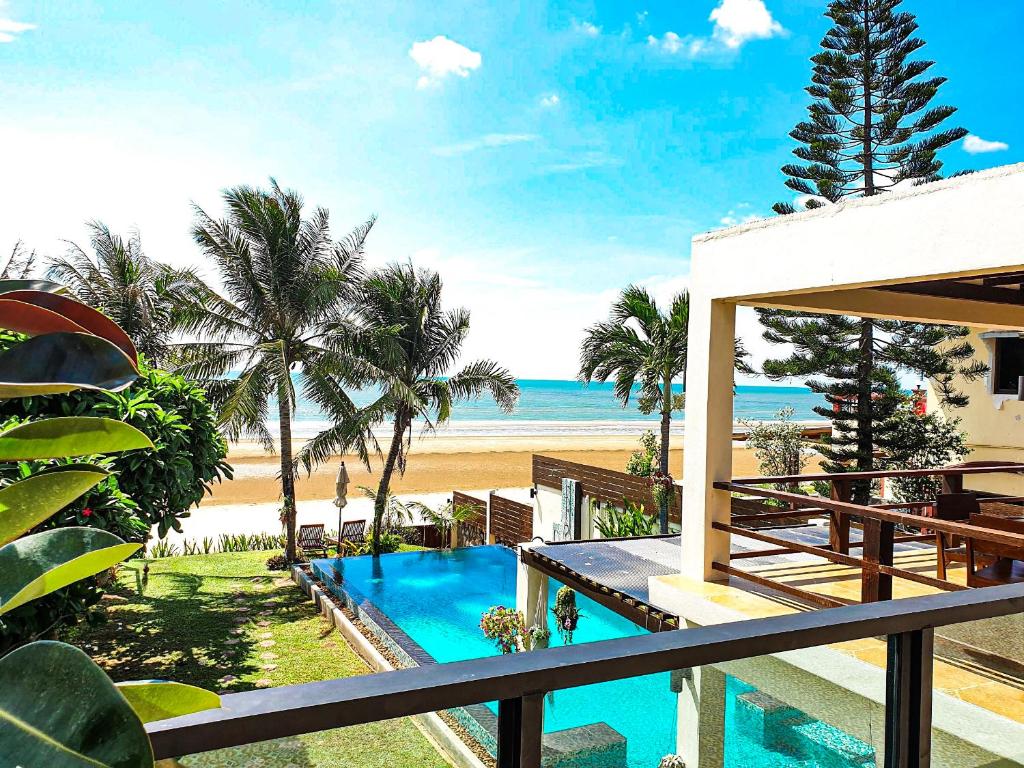 Sundlaugin á Baan SanSuk Pranburi - Beach Front & Pool Villa eða í nágrenninu