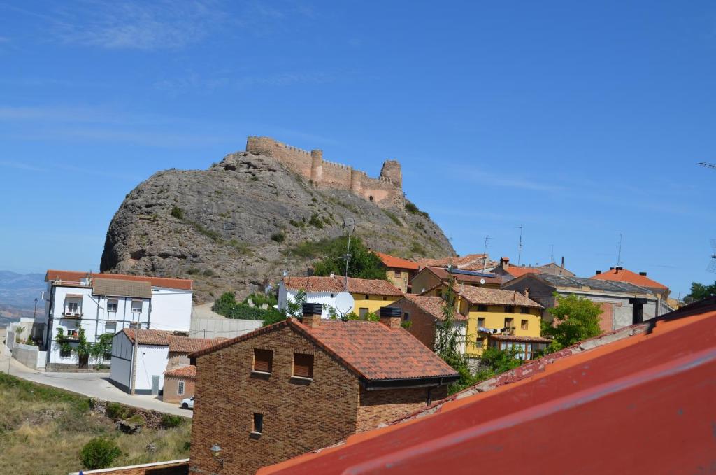 une ville avec un château au sommet d'une colline dans l'établissement El Mirador de Clavijo, à Clavijo