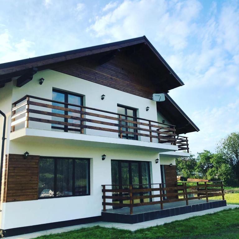 a house with a wooden roof at Casa EVA in Panaci