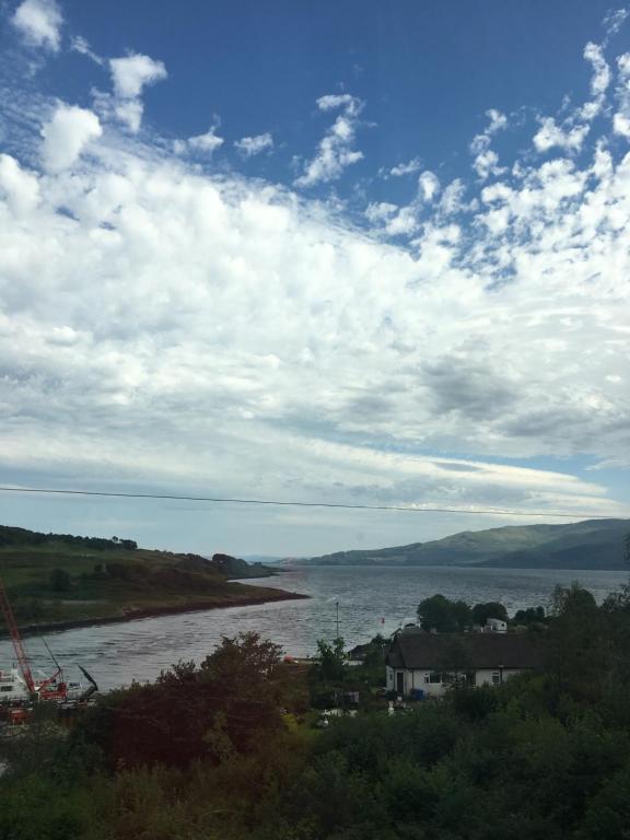 una vista de un cuerpo de agua con un cielo nublado en Red Watch Apartment, en Oban