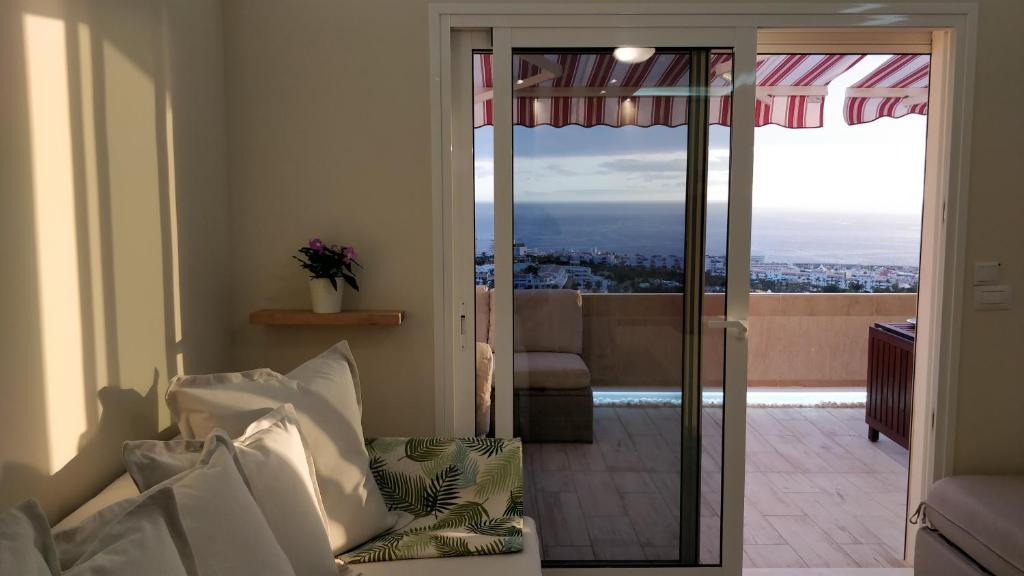 Posezení v ubytování New Deluxe Stunned Seaview 2 bed Apt