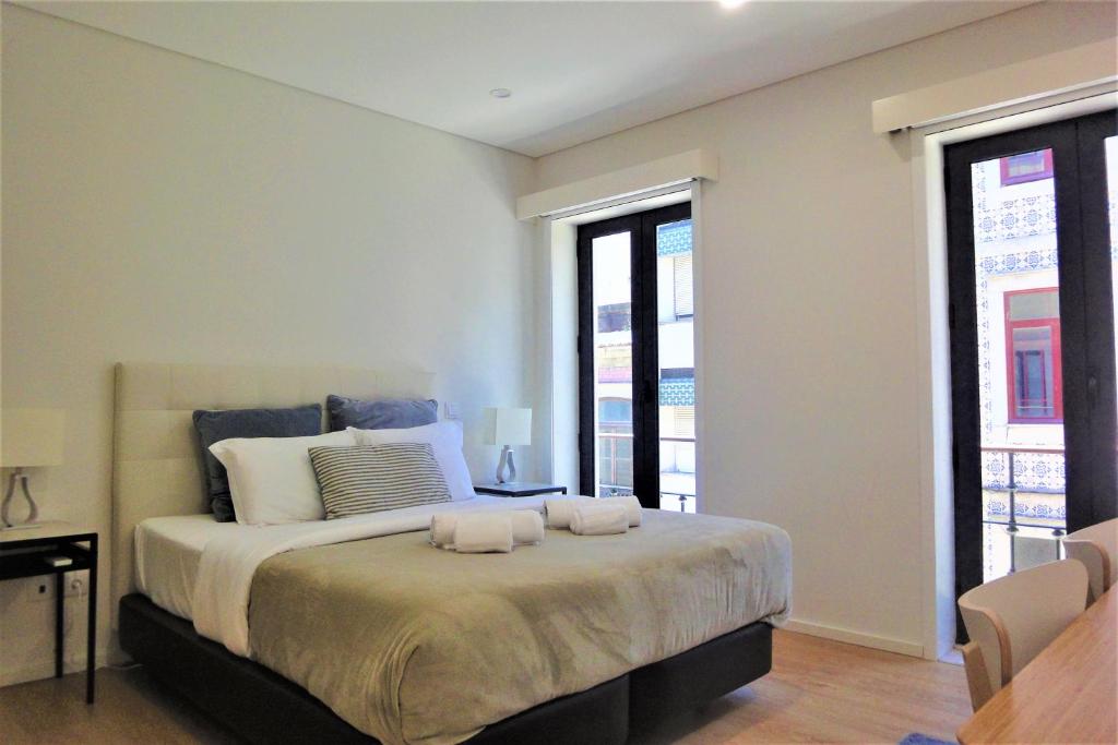 En eller flere senge i et værelse på Porto Downtown Living - Picaria Apartments