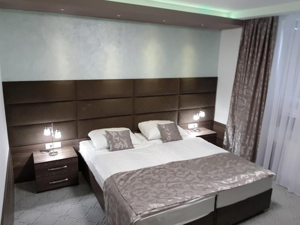 A bed or beds in a room at BOLERO