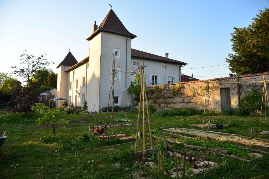 a house with a garden in front of it at chambre d'hôte les avettes in Réméréville