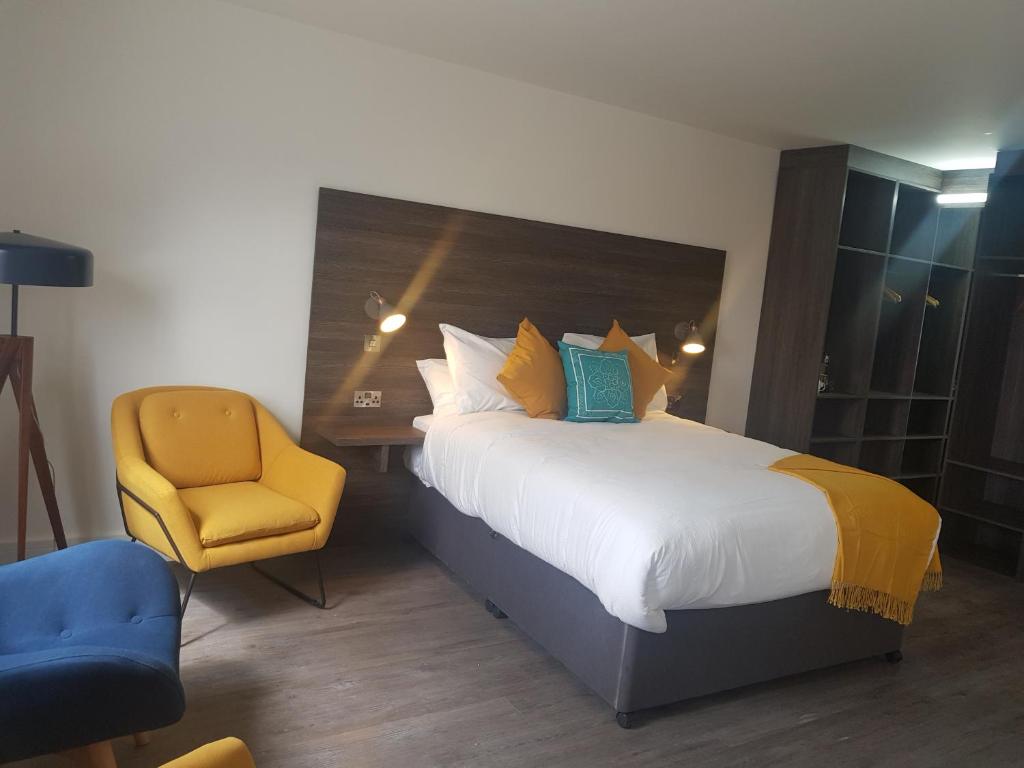 Uma cama ou camas num quarto em Base Dingle