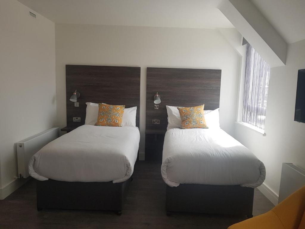 Uma cama ou camas num quarto em Base Dingle