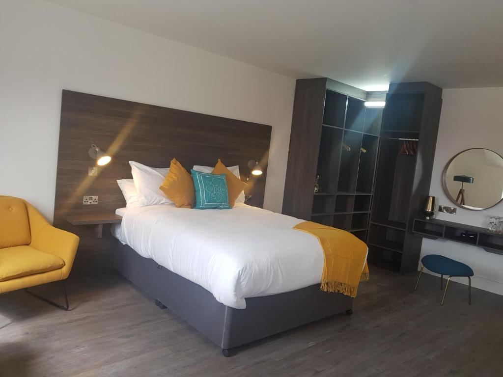 Uma cama ou camas num quarto em Base Dingle