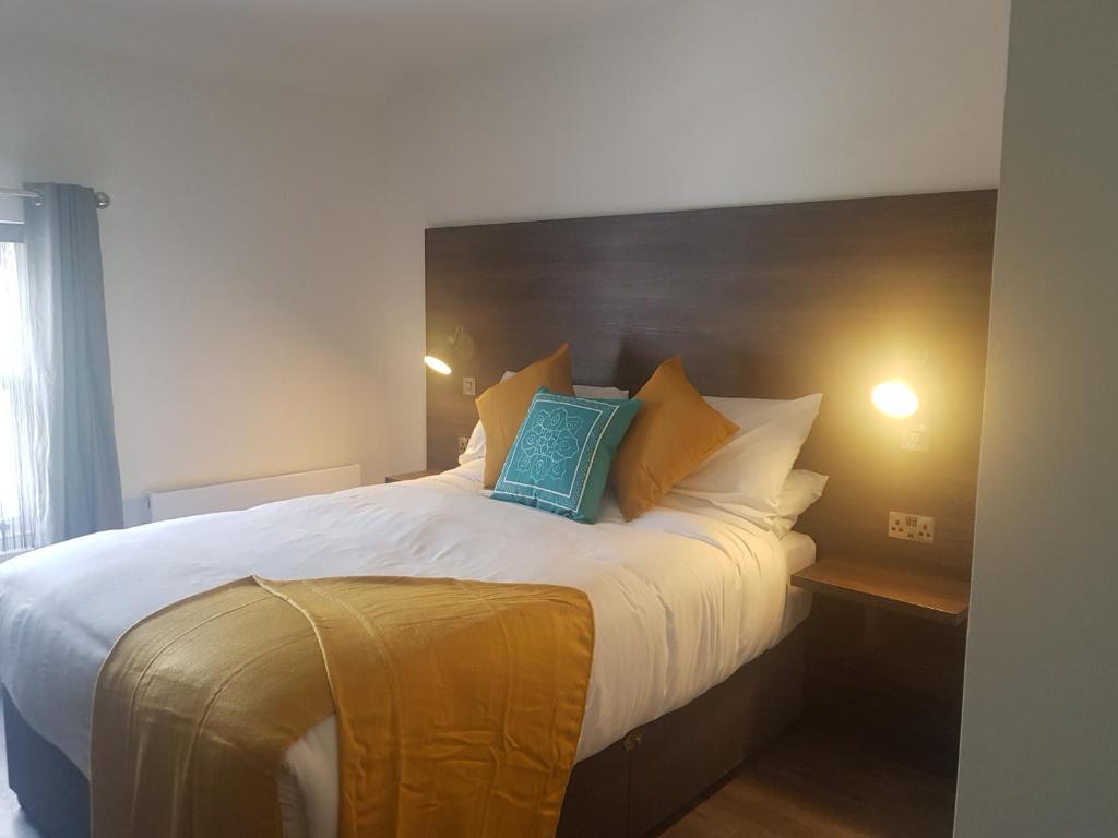 Uma cama ou camas num quarto em Base Dingle
