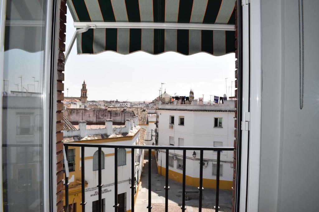 d'un balcon offrant une vue sur la ville. dans l'établissement Apartamento en el centro histórico, à Cordoue