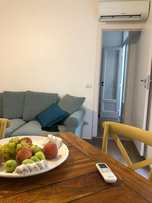 einen Obstteller auf einem Tisch im Wohnzimmer in der Unterkunft Il Ficupala, Pozzallo Sea House in Pozzallo
