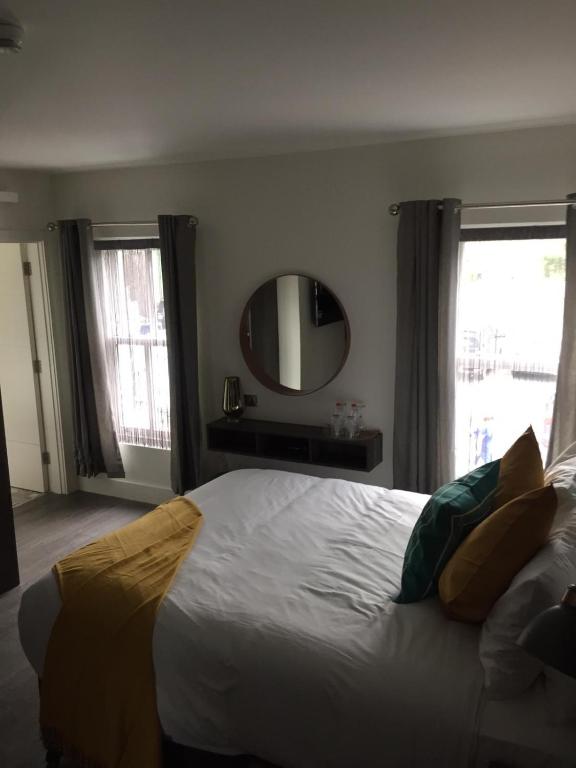 Uma cama ou camas num quarto em Base Dingle