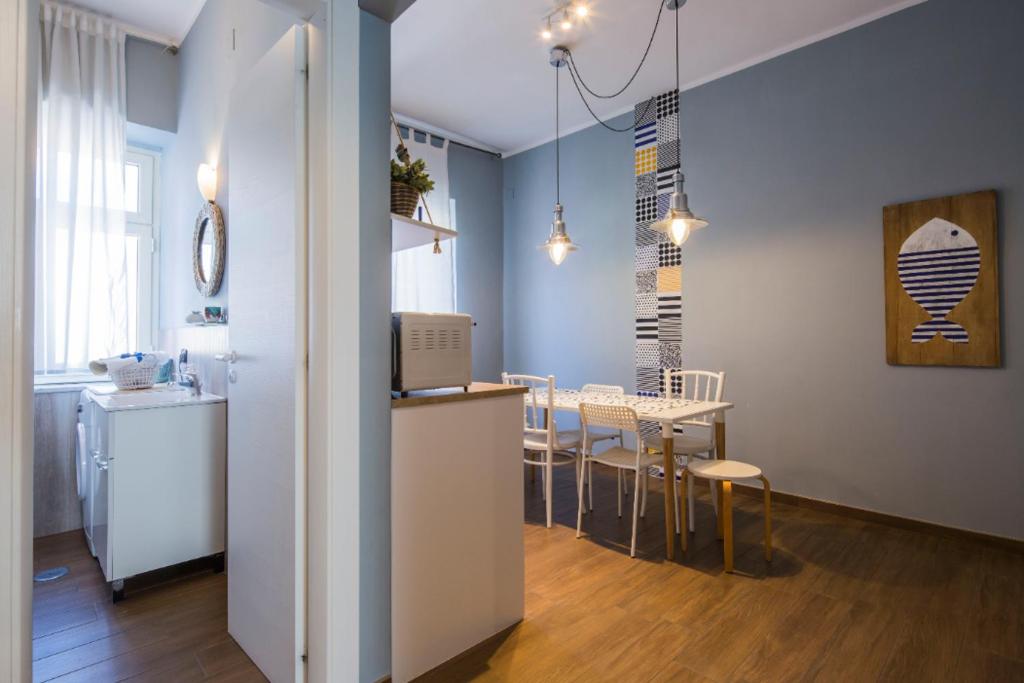 uma cozinha e sala de jantar com mesa e cadeiras em Navigad em Vietri
