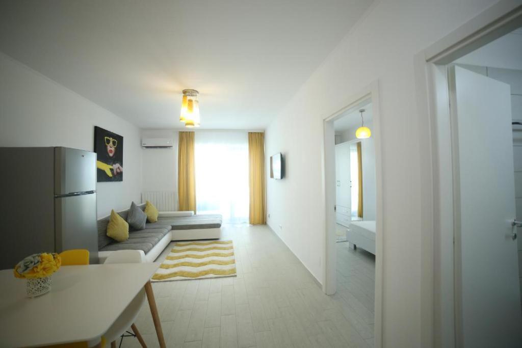 ママイアにあるAmy SunHouse- DeSilva Residenceの白いリビングルーム(ソファ付)、キッチンが備わります。
