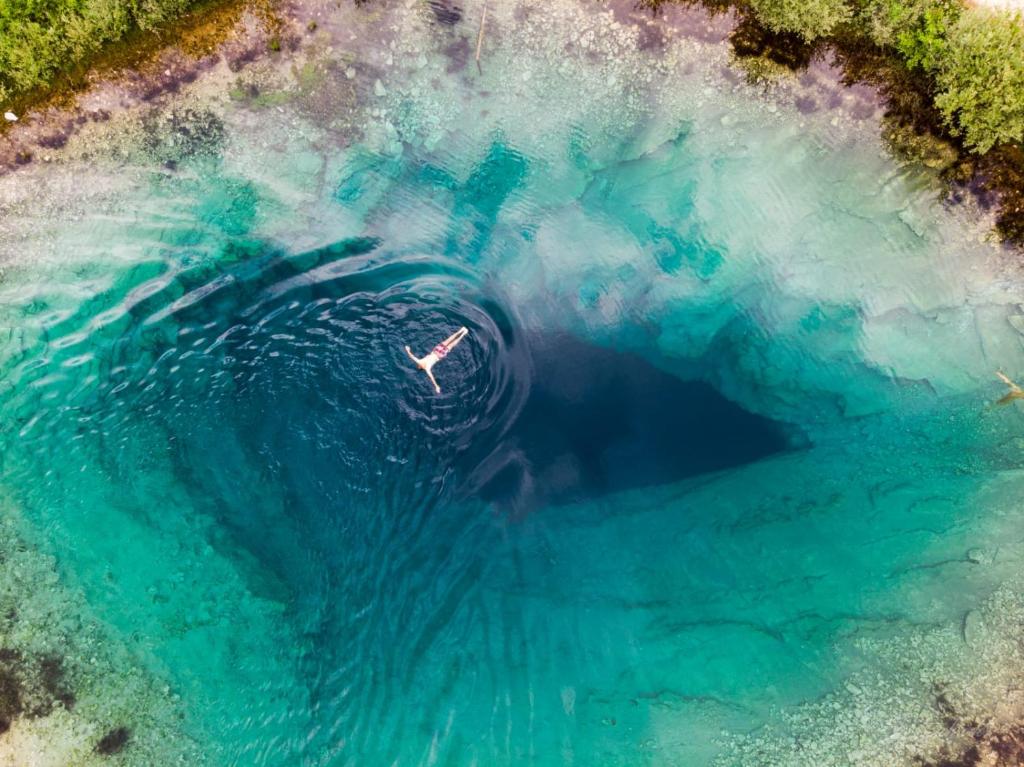 una vista subacquea di una piscina d'acqua di Holiday home Marija a Vrlika