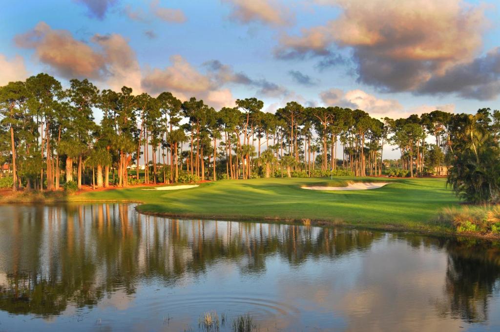 Kemudahan golf di resort atau berdekatan