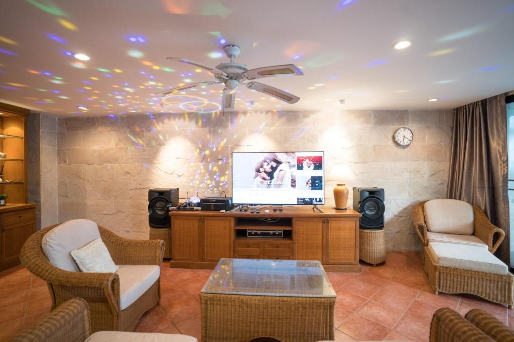 TV a/nebo společenská místnost v ubytování Dojo pool villa