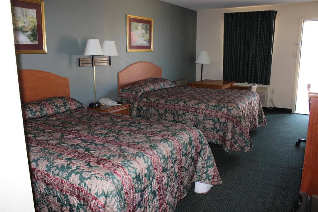 een hotelkamer met 2 bedden en een raam bij Nationwide 9 Inn in Wynne