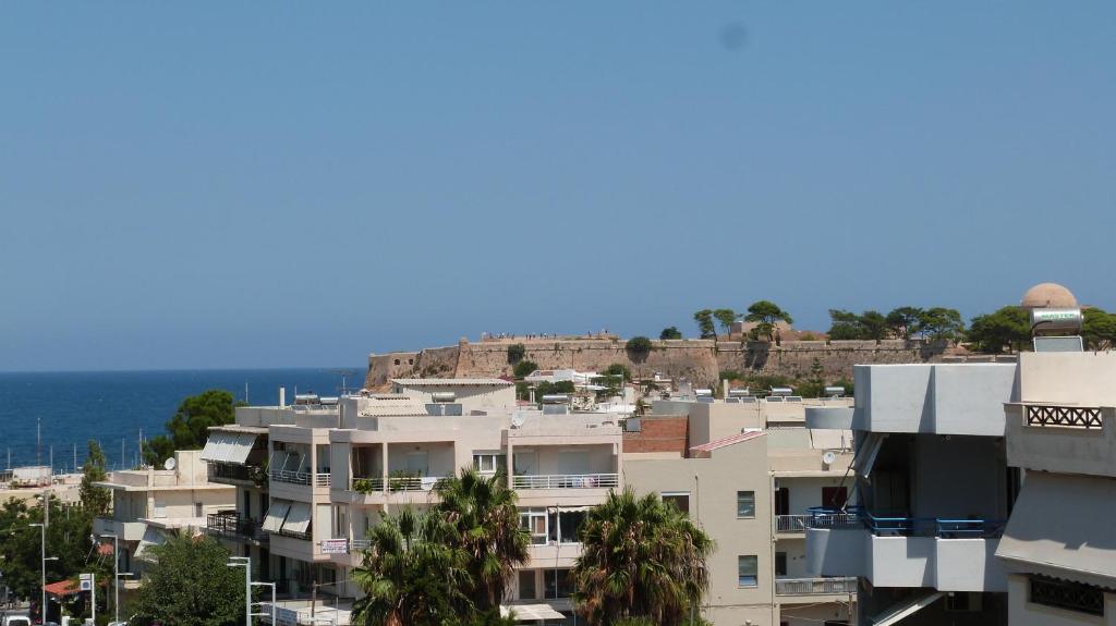 un gruppo di edifici con l'oceano sullo sfondo di Domus Aries a Rethymno