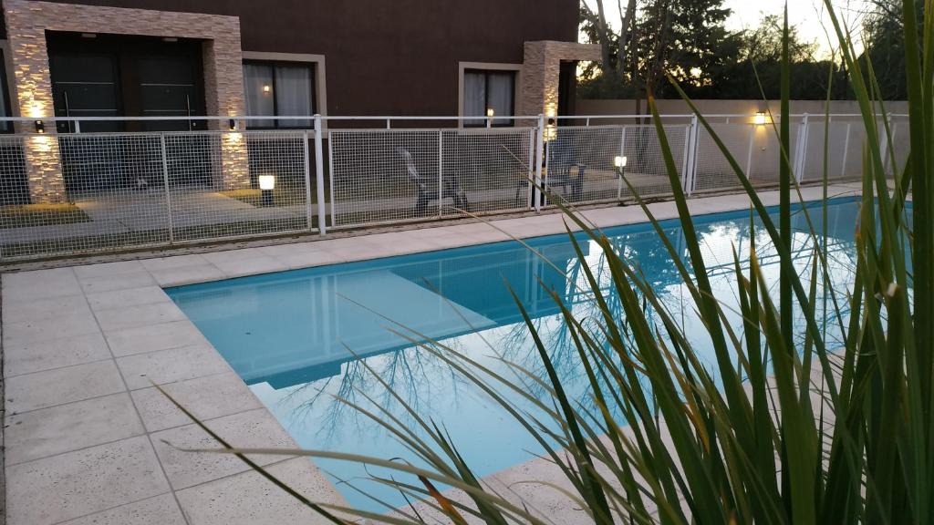 una piscina con una valla alrededor en Ayres de Merlo Aparts en Merlo
