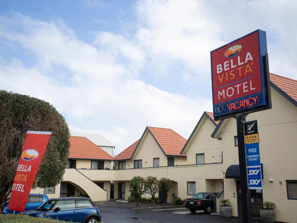 una señal de hotel frente a un motel en Bella Vista Motel New Plymouth en New Plymouth