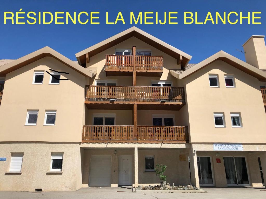 Villar-dʼArèneにあるLA MEIJE BLANCHE "RESIDENCE DE TOURISME 2 étoiles"のバルコニー付きの大きな家