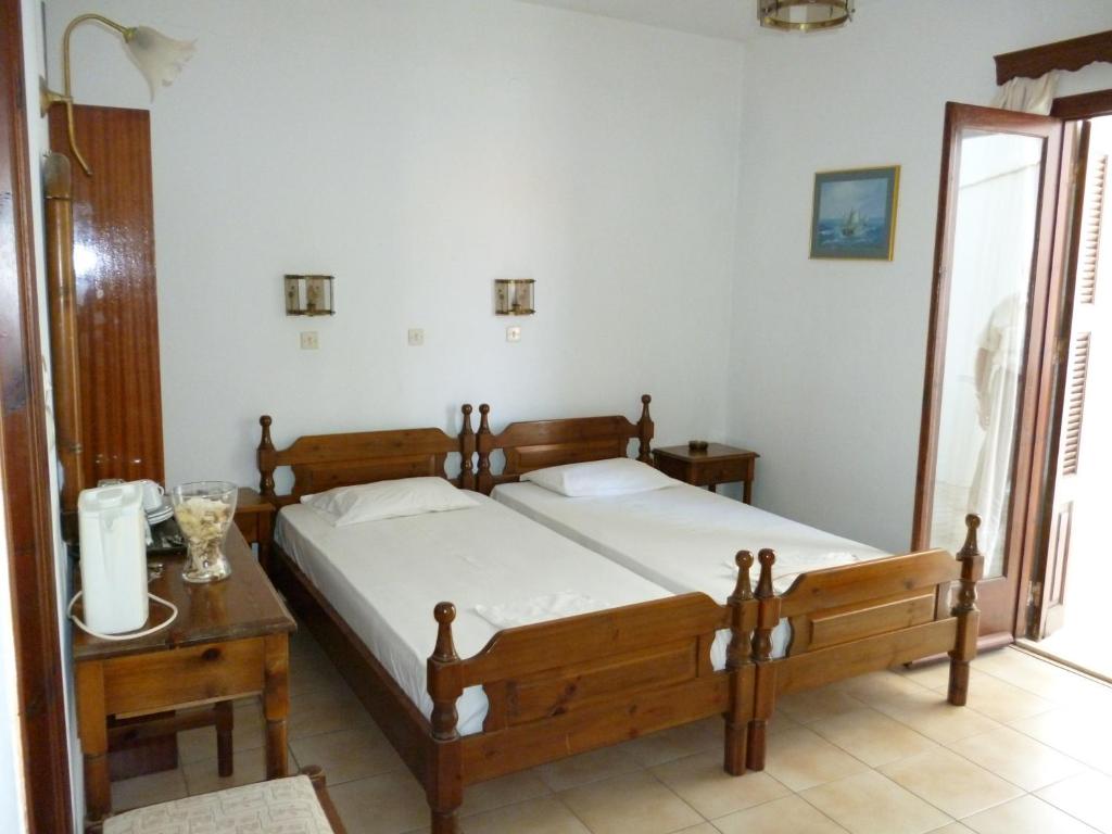 Łóżko lub łóżka w pokoju w obiekcie Pension Eleni Rooms