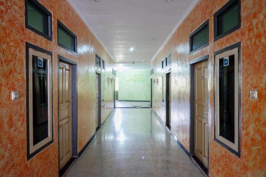 Fotografie z fotogalerie ubytování RedDoorz near GOR Wisanggeni v destinaci Tegal