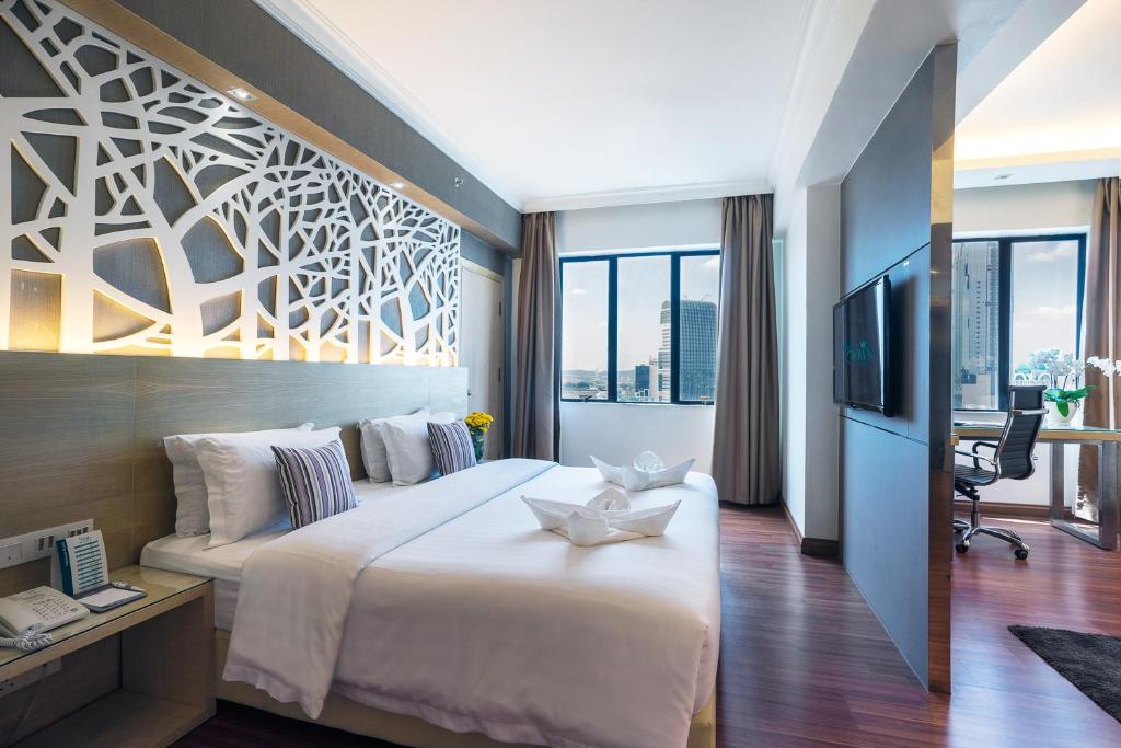 Habitación de hotel con cama grande y TV en Crystal Crown Hotel Petaling Jaya, en Petaling Jaya